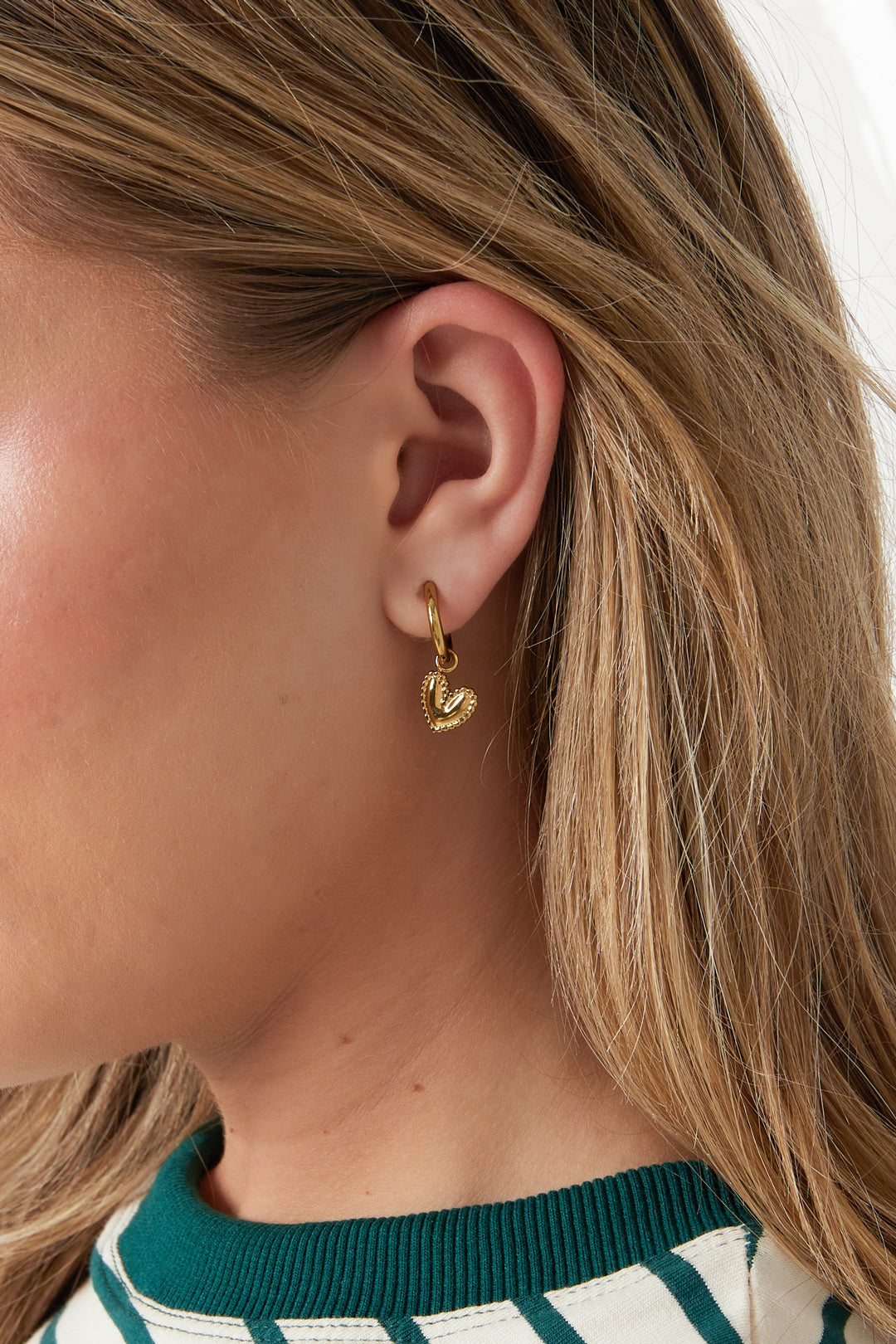 Earrings with a detailed dangling heart